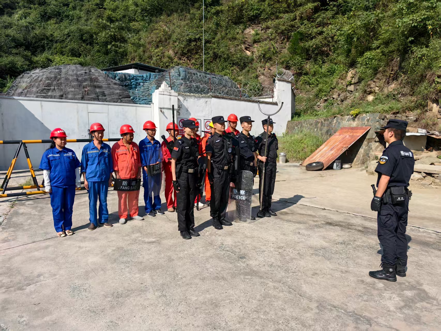 ‌錘煉實(shí)戰(zhàn)能力！我司員工聯(lián)合白浪治安大隊(duì)開展反恐演練